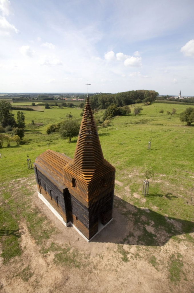 Het architectenduo Gijs Van Vaerenbergh maakt een doorkijkkerk voor het Borgloonse landschap. Ze doen dit in het kader van pit, het project waarmee Z33 sinds het begin van de zomer kunst in de open ruimte van Borgloon brengt.